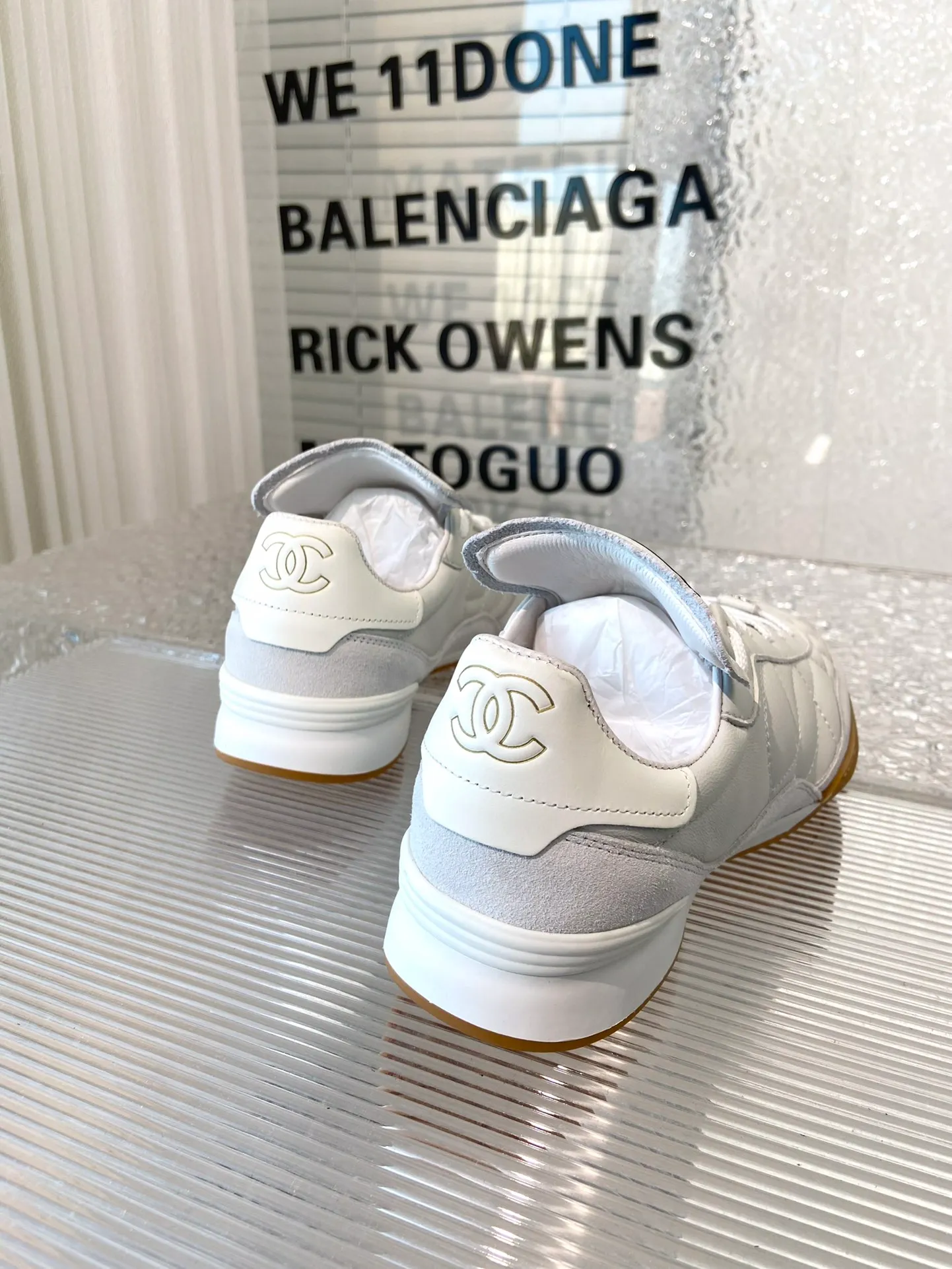 👟👟Ex-factory price 520👟👟 👟👟 👟👟Chanel Chanel 23K lambskin diamond pattern tennis shoes. Original purchase, development and production. Xiaoxiang's latest hidden tennis shoes, soft diamond pattern, soft lambskin with big tongue and classic double C logo, full of retro feel and the most versatile black and white color. A must-have casual shoe for coco girls. The sole is designed with broken nails and is super soft ▪️ Fabric: Original customized lambskin/suede ▪️ Lining: Imported customized sheepskin + mesh ▪️ Sole: Original molded diamond-shaped rubber material ▪️ Sole thickness: 2.5CM ▪️ Size: 35-40